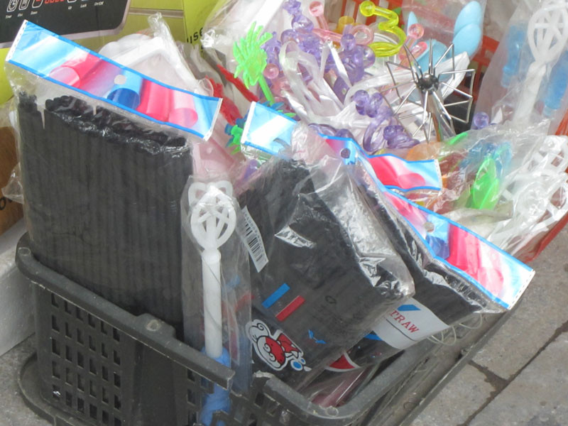 Loại ống hút xuất sứ từ Trung Quốc bày bán tràn lan tại các cửa hàng