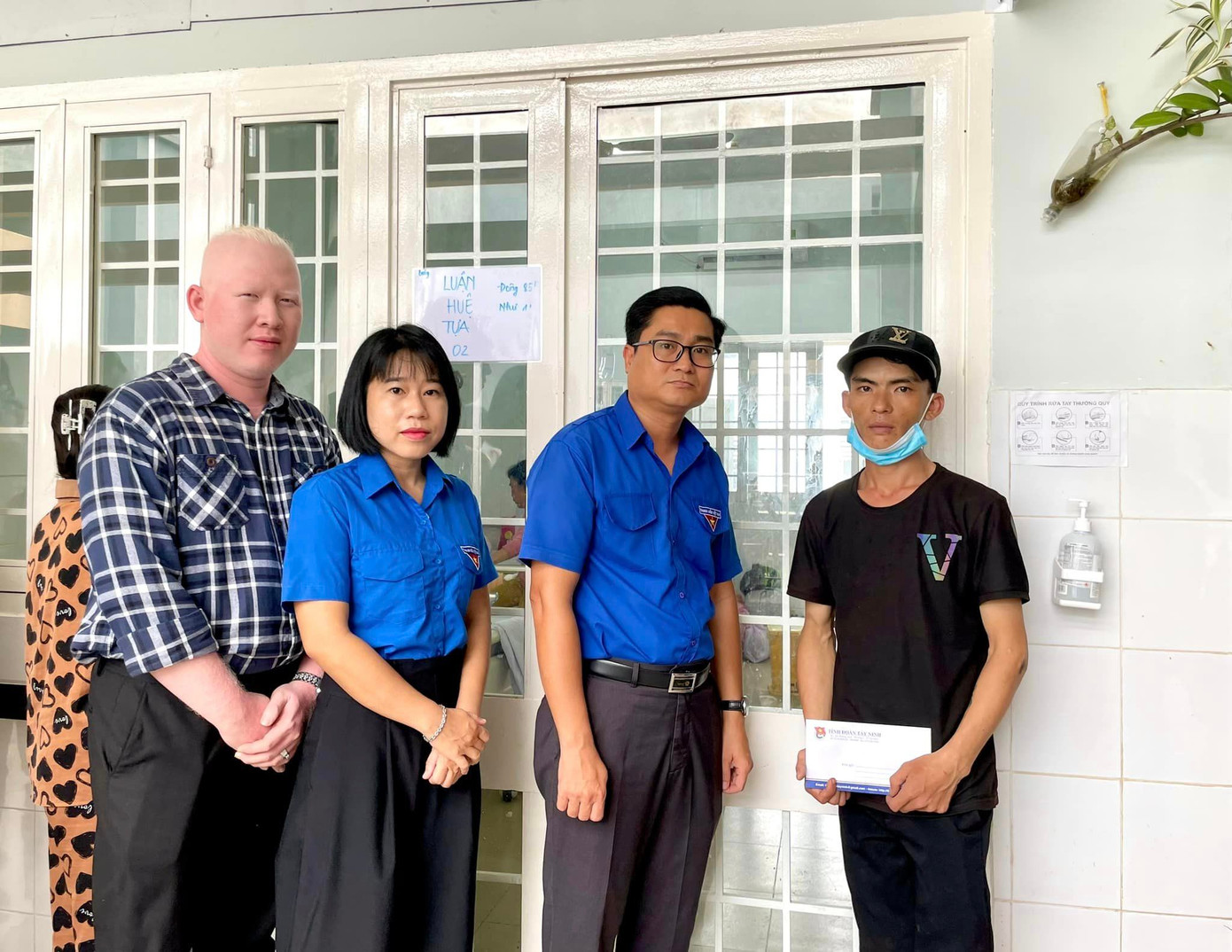 Tỉnh đoàn Tây Ninh thăm và hỗ trợ gia đình các trẻ tại bệnh viện. Tỉnh đoàn Tây Ninh thăm và hỗ trợ gia đình các trẻ tại bệnh viện.