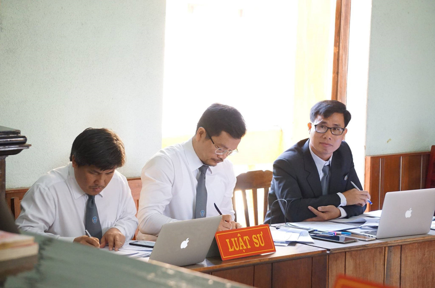 Luật sư Nguyễn Thành Công (giữa), trong một lần tham gia bào chữa tại tòa án. Luật sư Nguyễn Thành Công (giữa), trong một lần tham gia bào chữa tại tòa án.
