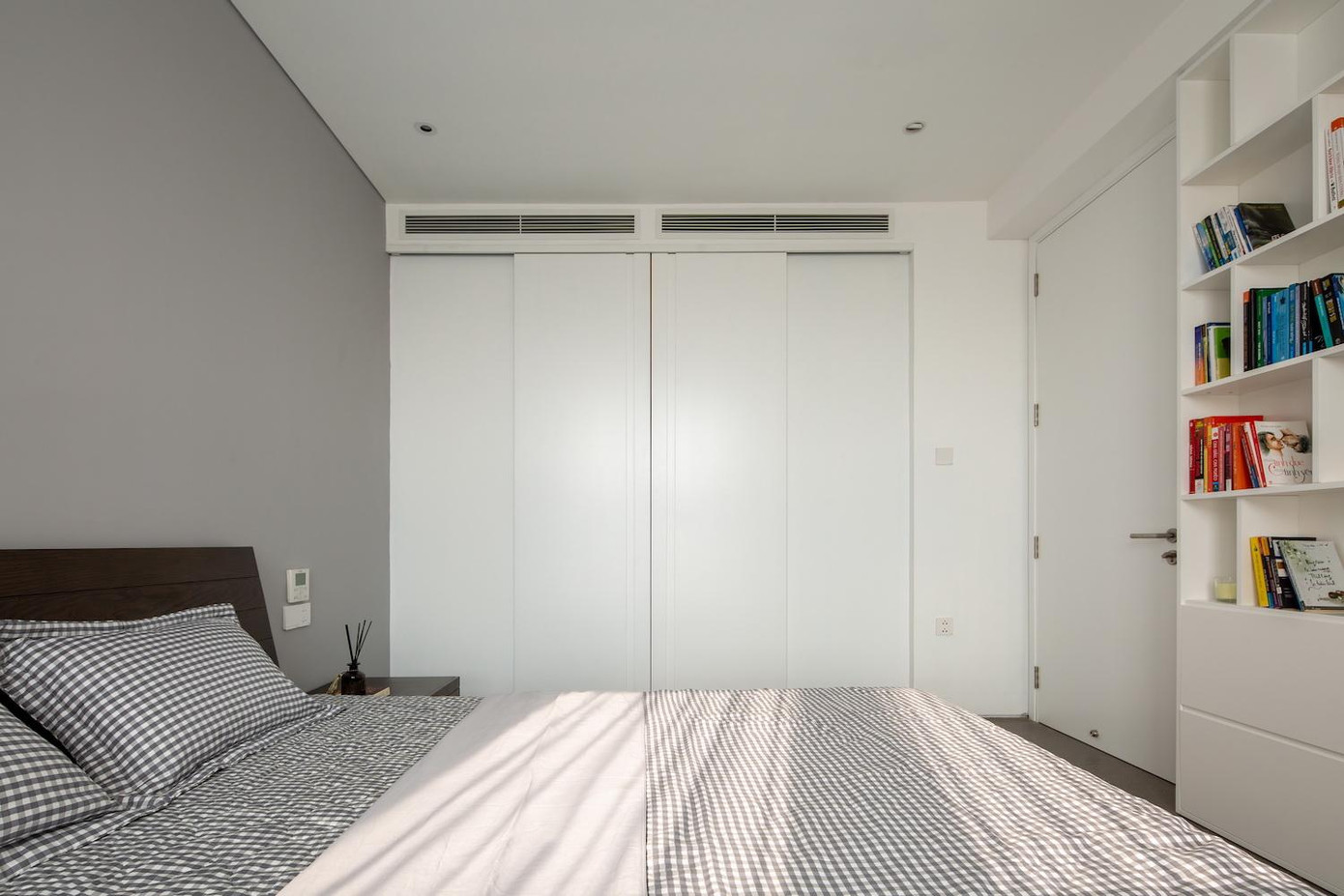 Cửa lùa cũng được sử dụng trong phòng ngủ của vợ chồng gia chủ.