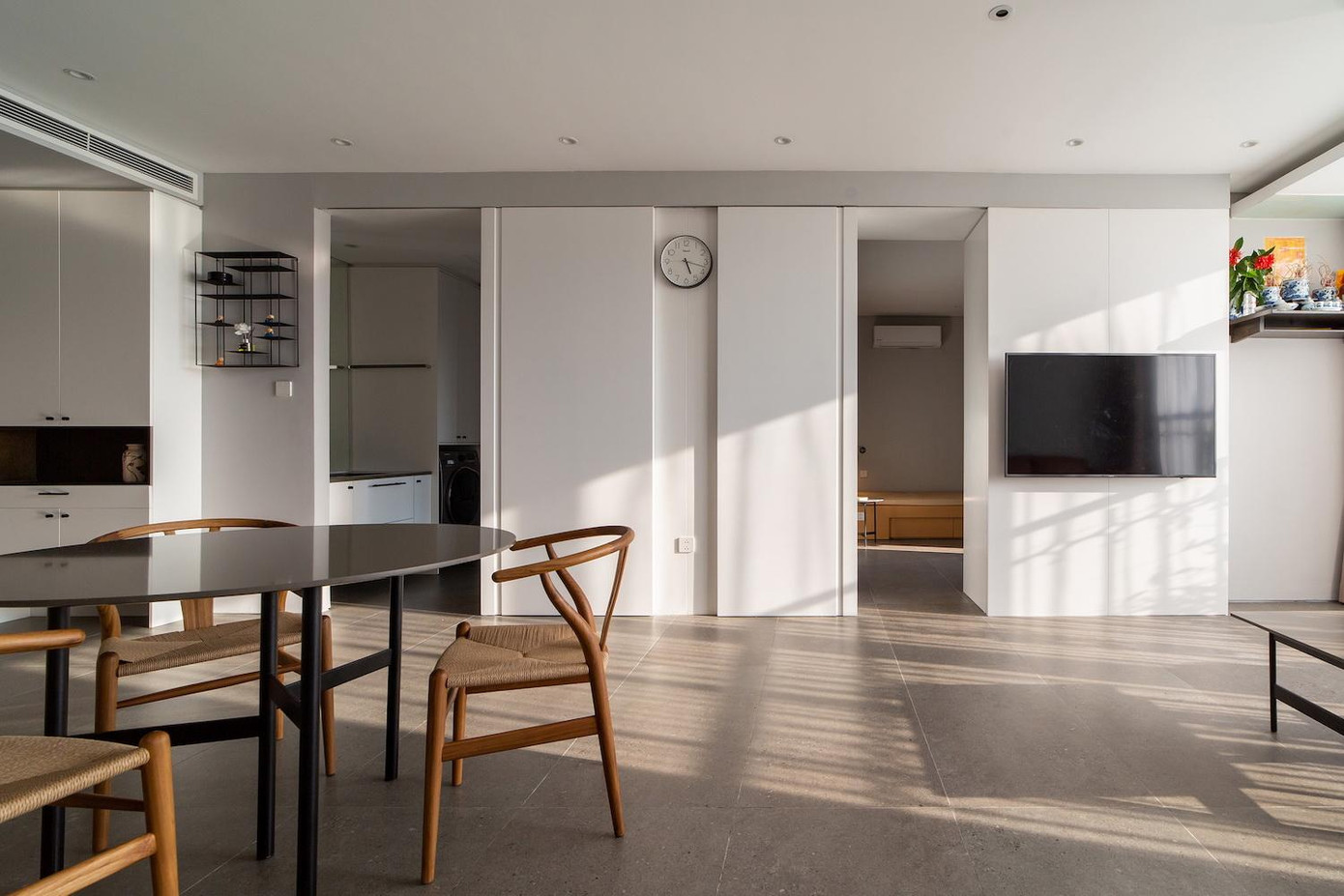 Ngăn giữa phòng ngủ hai đứa trẻ và không gian chung là hệ tủ kết hợp cửa lùa.