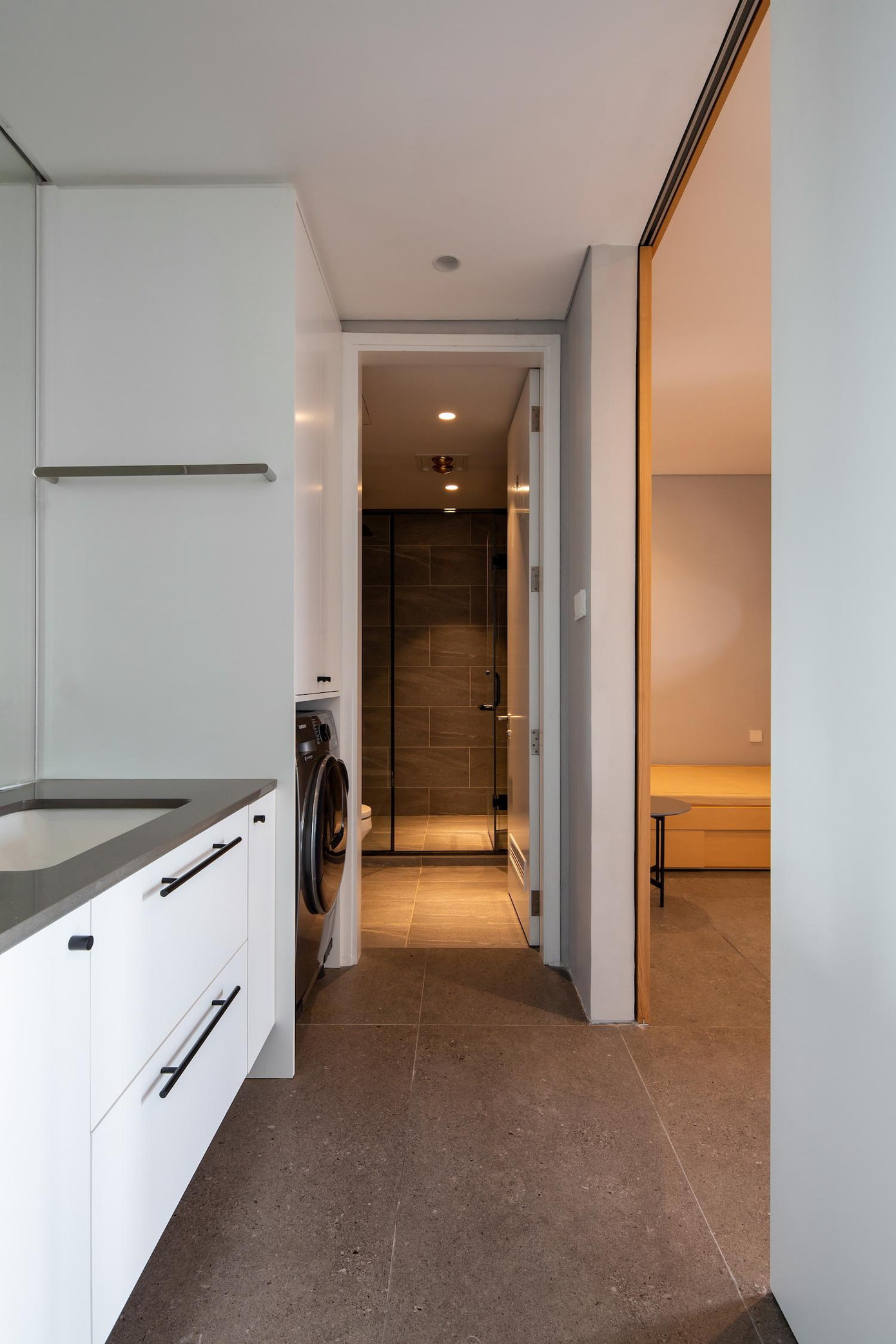 Máy giặt được bố trí ở lối vào nhà vệ sinh.