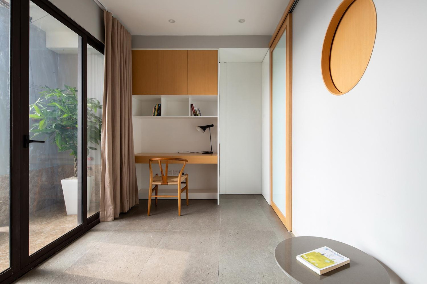 Người sử dụng dễ dàng đóng/mở cửa lùa theo ý muốn.