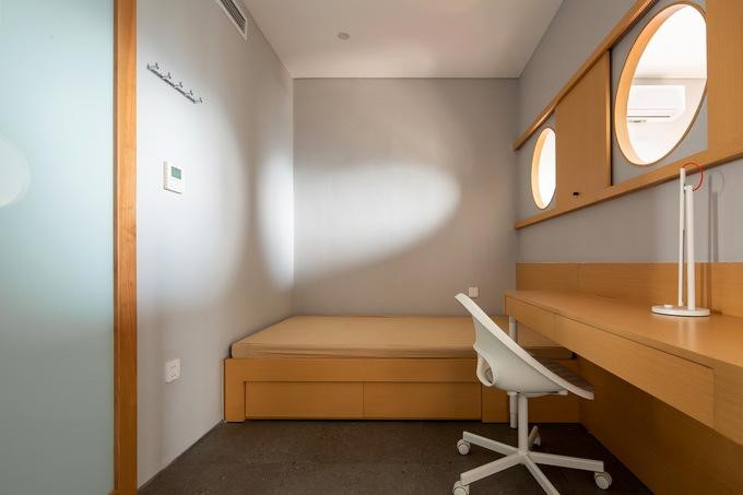 Phòng ngủ master cũ được chia làm hai phòng ngủ cho trẻ con, ở giữa là vách nhẹ có khoét ô cửa sổ.