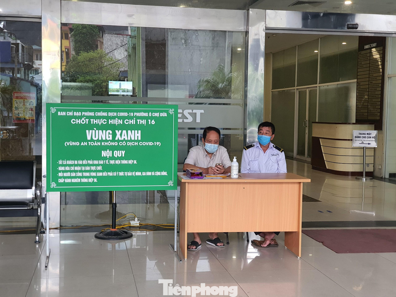 Tại khu chung cư 170 Đê La Thành (phường Ô Chợ Dừa, quận Đống Đa), “vùng xanh” - vùng an toàn không có dịch COVID-19 cũng được triển khai.