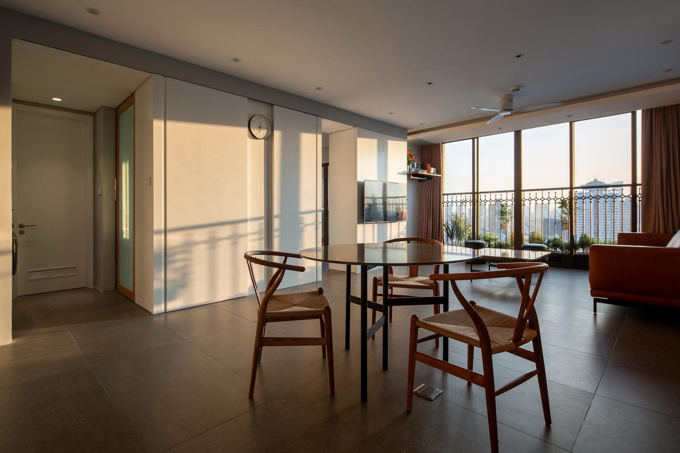 Nội thất nhà tinh giản, sử dụng màu trắng là chủ yếu.