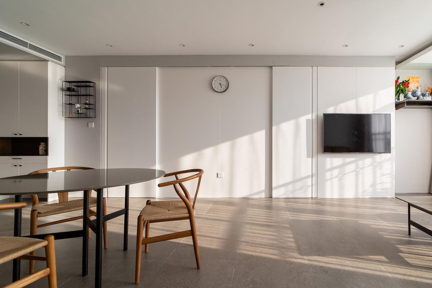 Khi đóng lại, hệ tủ và cửa lùa trong như một bức tường.