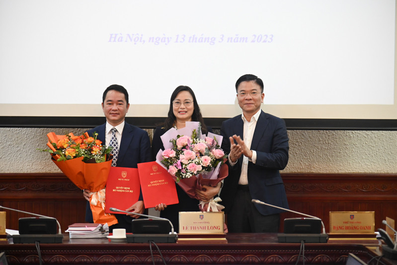 Bộ trưởng Lê Thành Long tặng hoa chúc mừng tân Tổng Biên tập và tân Phó Tổng Biên tập của Báo Pháp luật Việt Nam.