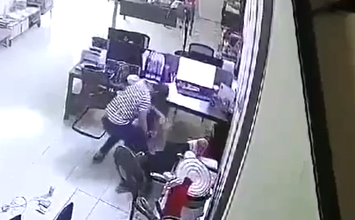 Nghi phạm tấn công nữ kế toán. Ảnh trích từ camera an ninh.