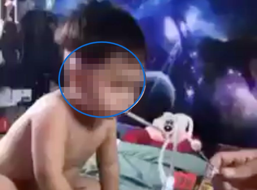 Bé trai bị nghi ép sử dụng ma túy. Ảnh cắt từ clip. Bé trai bị nghi ép sử dụng ma túy. Ảnh cắt từ clip.