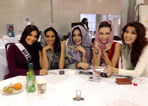 Các thí sinh rất thích thú khi được May tặng khăn rằn