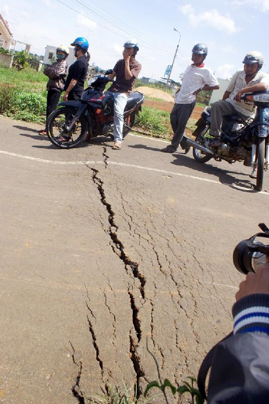 Nhiều vết rạn nứt lớn trên đường. Nhiều vết rạn nứt lớn trên đường