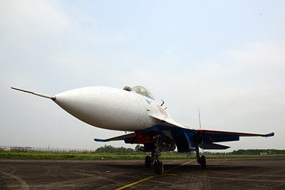 Lần lượt các chiến đấu cơ di chuyển vào bãi tập kết