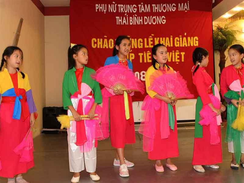 Biểu diễn văn nghệ cây nhà lá vườn. Ảnh: Thế Sáng