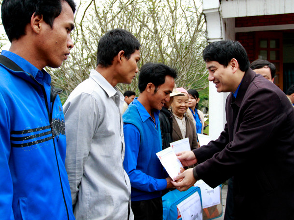 Đoàn đã tặng quà tết cho nhân dân, thanh thiếu nhi có hoàn cảnh khó khăn tại khu vực Nghĩa trang Trường Sơn, bao gồm: suất quà tết (từ 500 nghìn đồng đến 1 triệu đồng/suất) và bánh kẹo, sách vở...