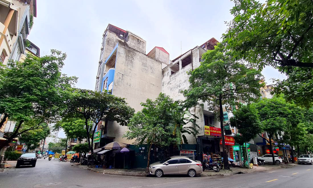 Phiên đấu giá 25 lô đất thuộc khu X4 phường Mai Dịch (quận Cầu Giấy, Hà Nội) hồi cuối năm 2021, với mức giá trúng cao nhất gần 400 triệu đồng/m2, cao gấp đôi so với giá thị trường từng gây xôn xao dư luận.