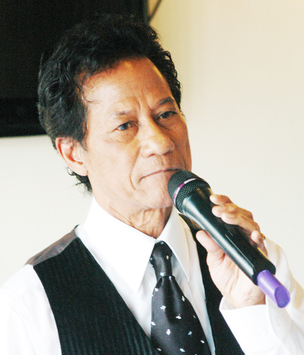 Chế Linh tỏ ra khá mệt mỏi trong cuộc gặp gỡ báo chí hôm 17-11