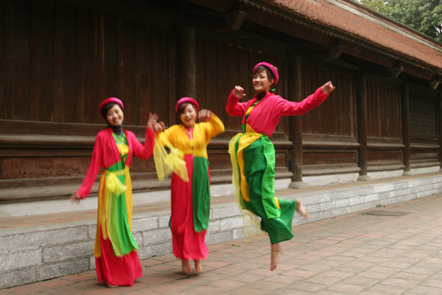 Rộn ràng với trò chơi dân gian: oẳn tù tì,...