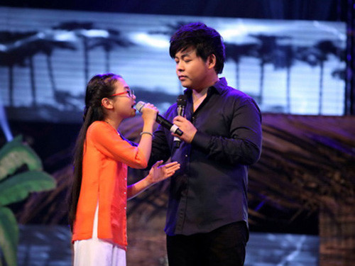 Cô bé dân ca Phương Mỹ Chi hát trong liveshow Hát trên quê hương 2 - Ảnh: Độc Lập