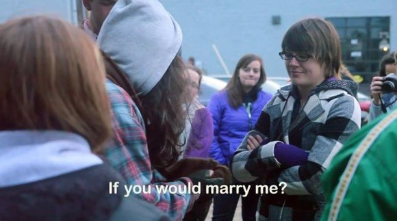 Anh đã có màn cầu hôn giả trước khi lộ diện thân phận thật 