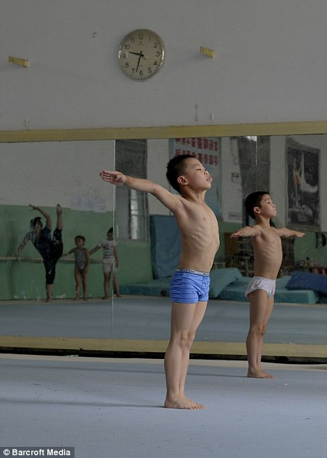 Các bài tập diễn ra liên tục nhằm tăng cường sức dẻo dai cho các em