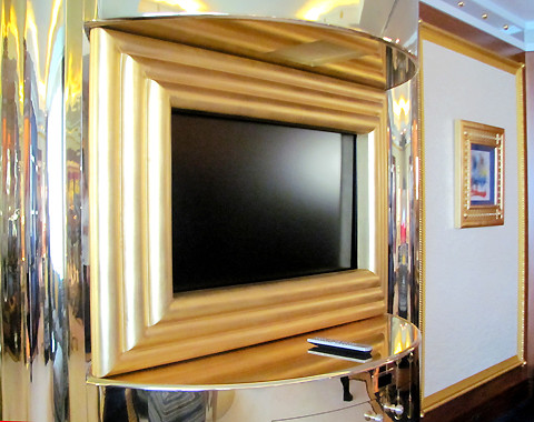 Kệ ti vi và những đường chỉ trên đường đều nhuộm một màu vàng lấp lánh. Kệ ti vi và những đường chỉ trên đường đều nhuộm một màu vàng lấp lánh