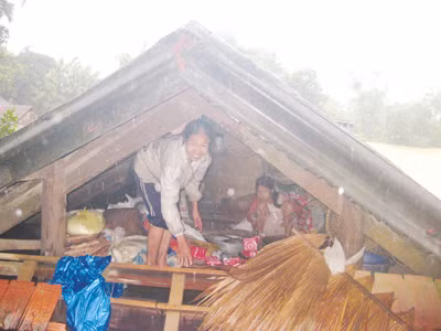 Dân Hương Khê (Hà Tĩnh) phải leo lên nóc nhà tránh mưa lũ