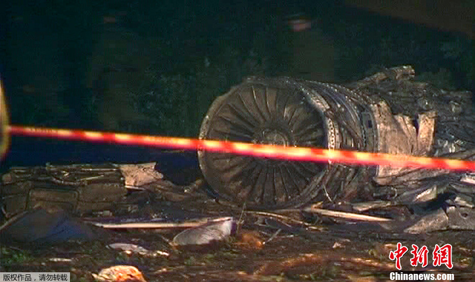 Chiếc máy bay chỉ còn trơ khung sắt. Ảnh: Chinanews. Chiếc máy bay chỉ còn trơ khung sắt. Ảnh: Chinanews