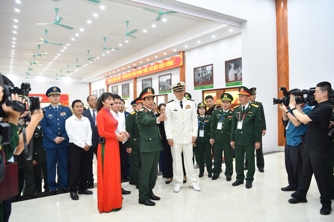 Đại tướng Phan Văn Giang, Bộ trưởng Bộ Quốc phòng Việt Nam và Thượng tướng Đổng Quân, Bộ trưởng Bộ Quốc phòng Trung Quốc, tham quan Nhà văn hóa hữu nghị biên giới Việt Nam - Trung Quốc tại Lào Cai.