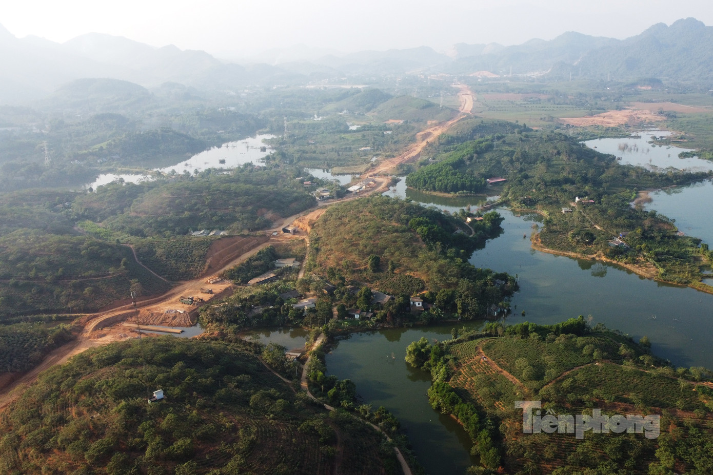 Một đoạn cao tốc đang thành hình trên vùng đất phong cảnh nước non hữu tình.