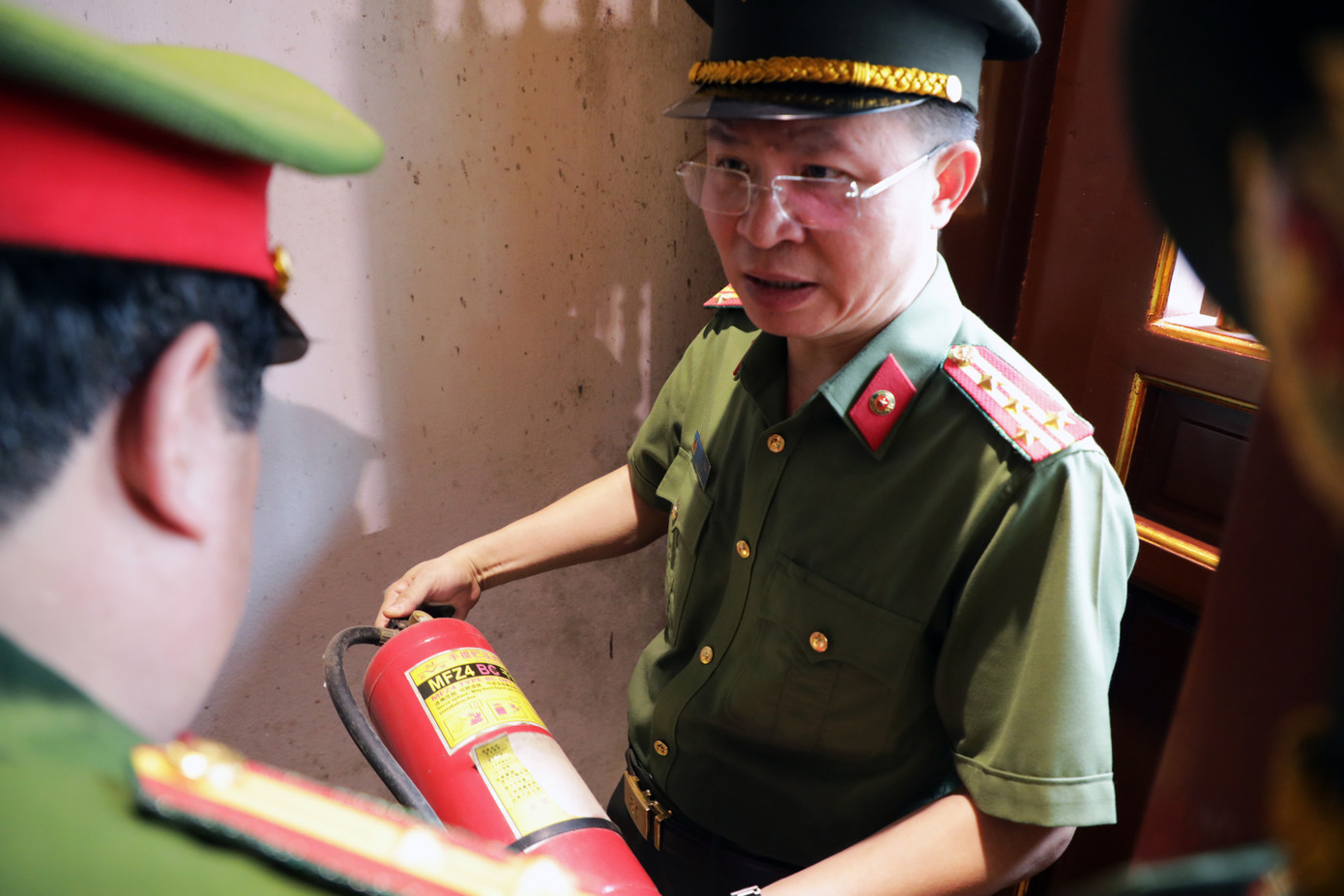 Trao đổi với chỉ huy lực lượng PCCC, Giám đốc Công an tỉnh Phú Thọ yêu cầu cán bộ, chiến sĩ thường xuyên tuyên truyền, vận động người dân, du khách chấp hành nghiêm các quy định về PCCC.