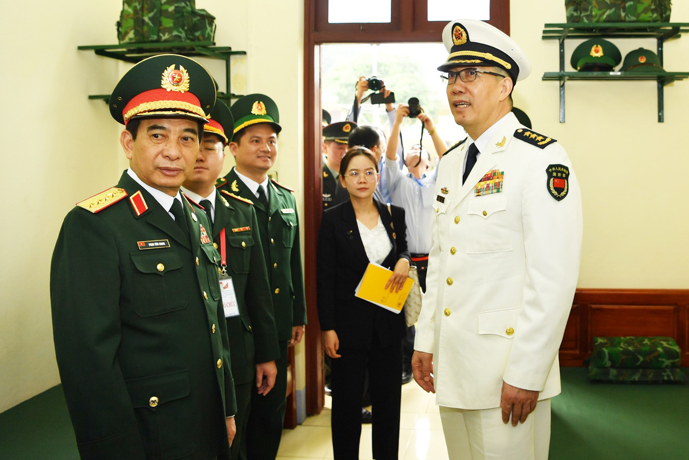 Bộ trưởng Phan Văn Giang và Bộ trưởng Đổng Quân thăm Đồn Biên phòng Cửa khẩu Quốc tế Lào Cai.