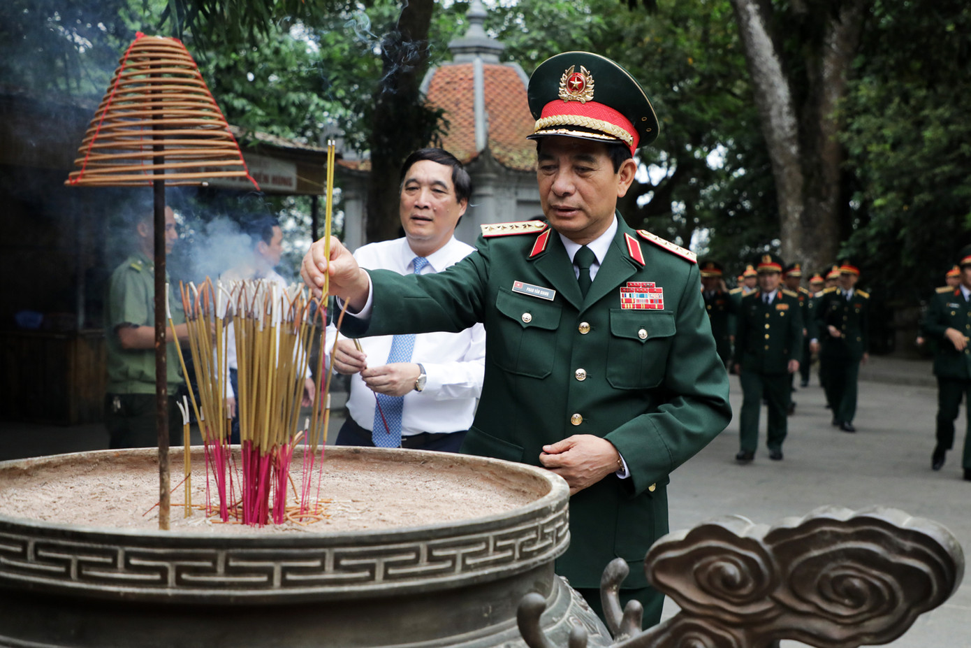 Tại Khu Di tích lịch sử quốc gia đặc biệt Đền Hùng, đoàn công tác dâng hương tưởng niệm công đức các Vua Hùng đã có công dựng nước tại Đền Hạ, Đền Trung, Đền Thượng, Đền Giếng và Lăng Vua Hùng.