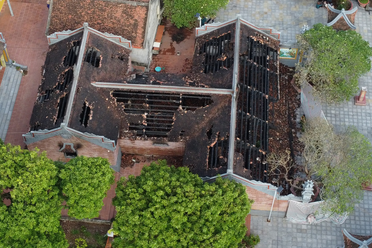 Tuy nhiên, góc nhìn từ trên cao cho thấy rõ hơn quy mô hoả hoạn, lửa đã lan khắp bên trong chùa chính. Được xếp hạng di tích lịch sử quốc gia, chùa lưu giữ được nhiều di vật, cổ vật có giá trị, đặc biệt là bàn thờ Phật bằng đá được làm từ đời Trần. Năm 2021, bàn thờ Phật bằng đá này được công nhận là bảo vật quốc gia.