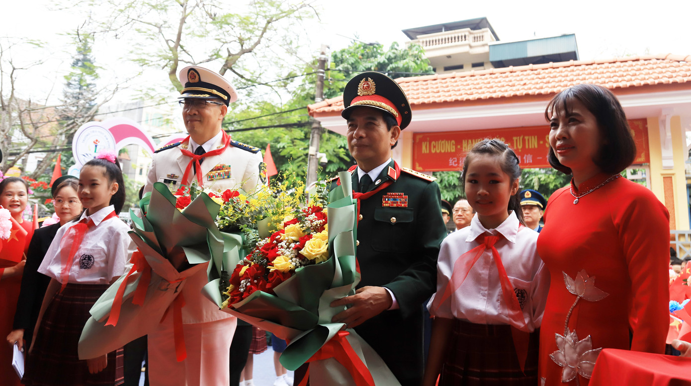 Bộ trưởng Phan Văn Giang và Bộ trưởng Đổng Quân thăm trường Tiểu học Kim Đồng (thành phố Lào Cai).