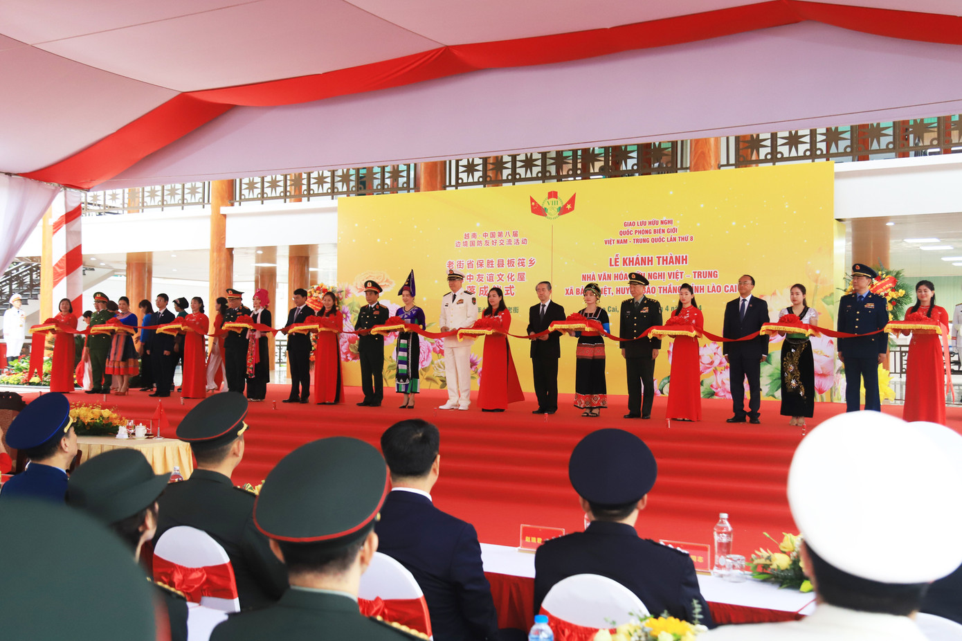 Sau lễ đón, Bộ trưởng Bộ Quốc phòng hai nước dự lễ khánh thành Nhà văn hóa hữu nghị biên giới Việt Nam-Trung Quốc tại Lào Cai.