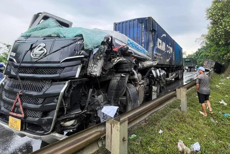 Đầu xe container biến dạng sau tai nạn. Đầu xe container biến dạng sau tai nạn.