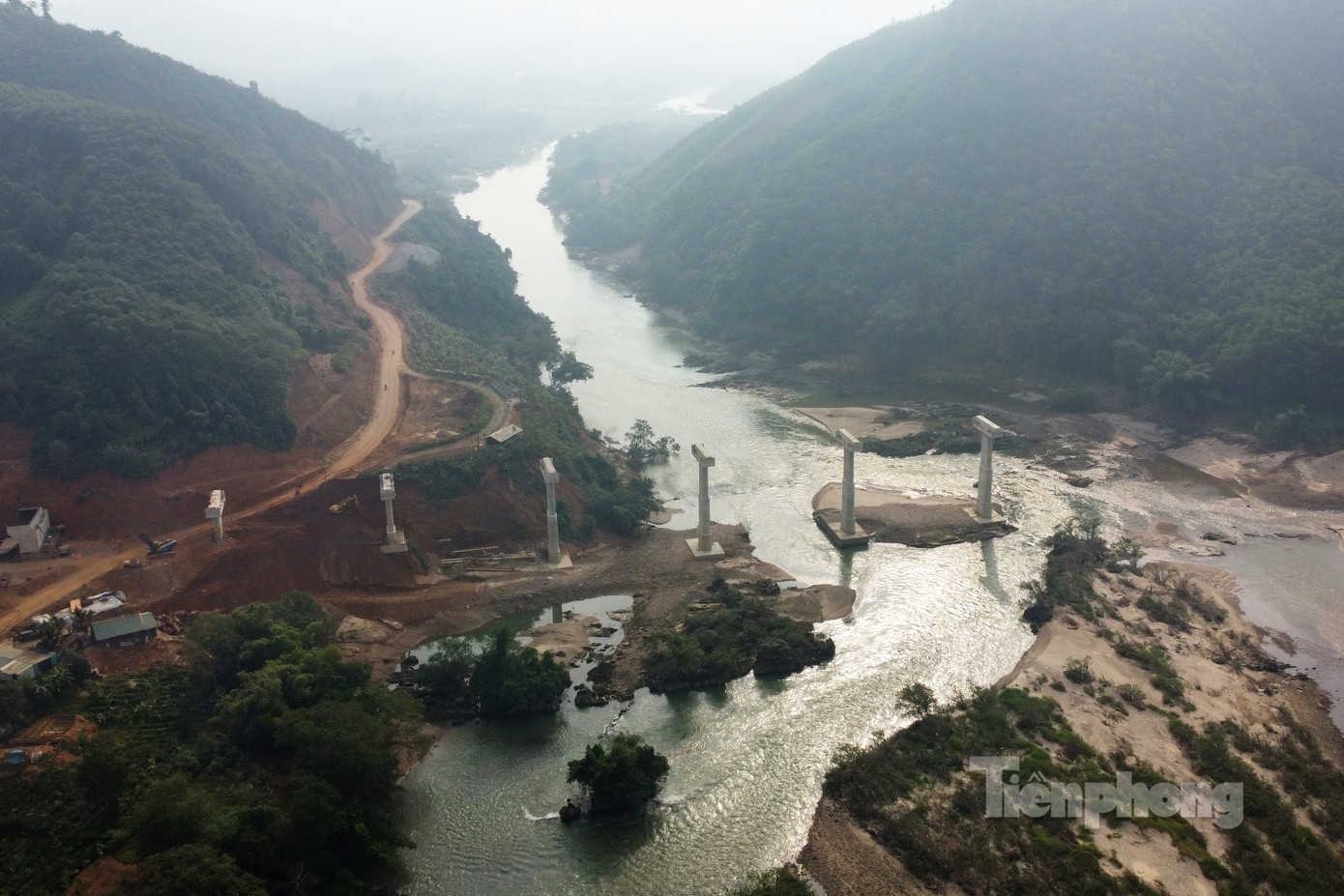Một trong những công trình lớn nhất của cao tốc Tuyên Quang - Hà Giang đoạn qua tỉnh Hà Giang là công trình cầu bắc qua sông Lô tại xã Tân Quang (huyện Bắc Quang). Tới nay, công trình đã thi công xong các trụ cầu.