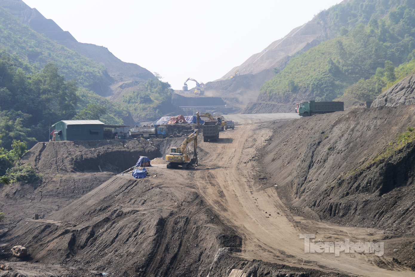 27,5 km cao tốc trên địa phận tỉnh Hà Giang được chia thành nhiều đoạn thi công cùng lúc. Tại công trường đoạn cao tốc đi qua xã Việt Vinh, huyện Bắc Quang, theo ghi nhận của phóng viên Tiền Phong, dù là ngày nghỉ Chủ nhật (10/11), rất đông các phương tiện, máy móc vẫn đang tập trung thi công.