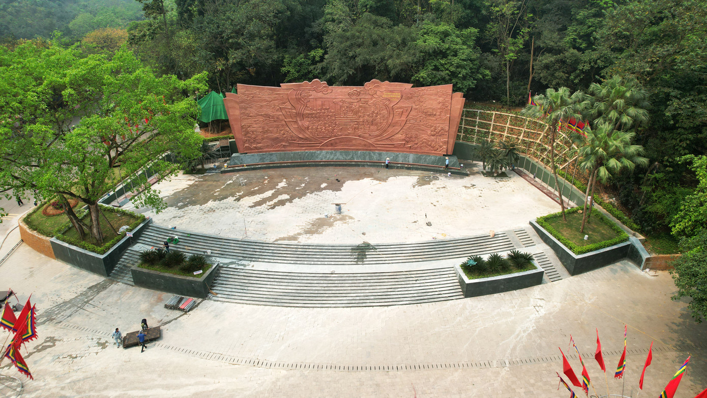 Xung quanh bức phù điêu là quần thể sân, vườn, điện chiếu sáng, bồn hoa, cây xanh, bậc tam cấp. Sân nền như sân khấu lớn có thể tổ chức nhiều sự kiện ngoài trời.