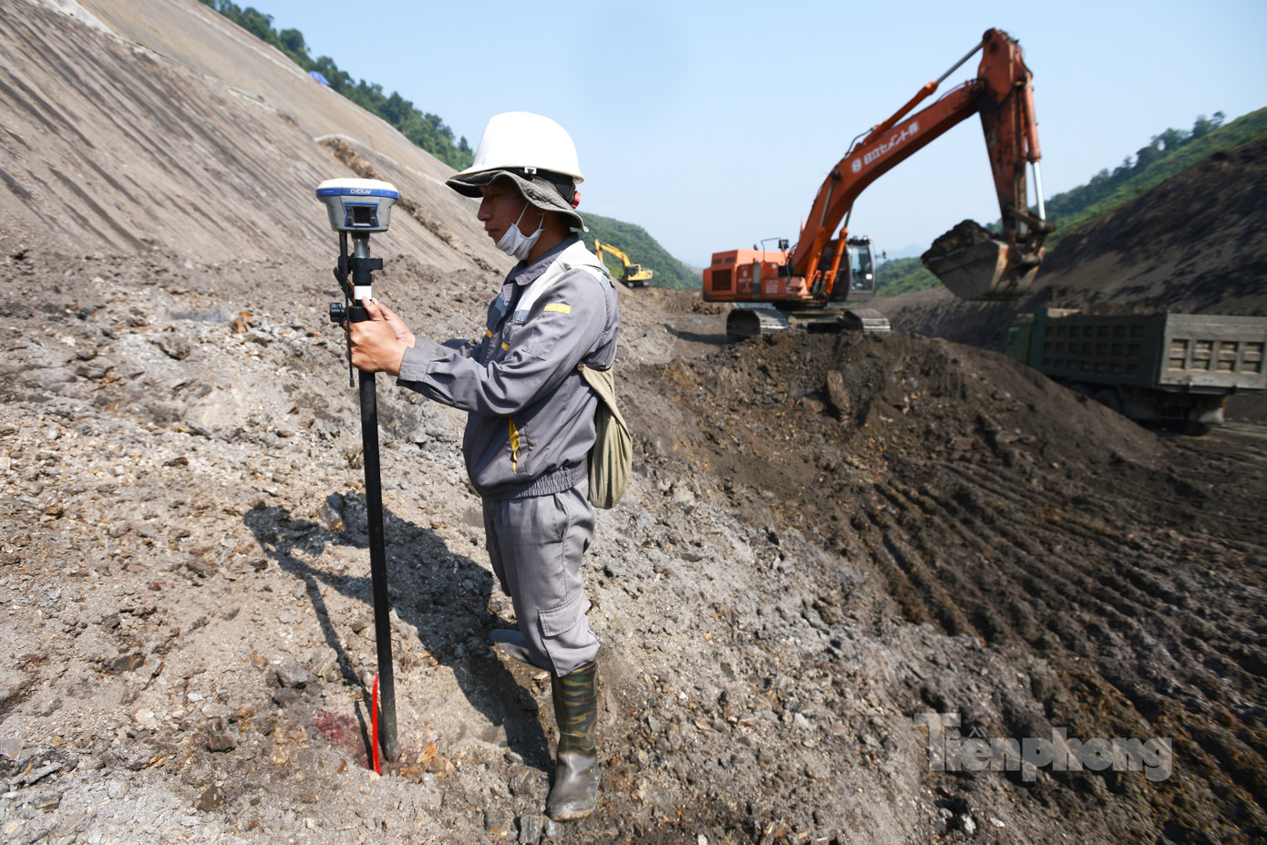 Kỹ sư, máy xúc, xe tải đang làm việc trong ngày nghỉ Chủ nhật (10/11). BQLDA ĐTXD Công trình giao thông tỉnh Hà Giang cho biết, toàn bộ các công trường đều duy trì chế độ làm việc "3 ca 4 kíp", làm cả ban ngày và buổi tối, không có ngày nghỉ.
