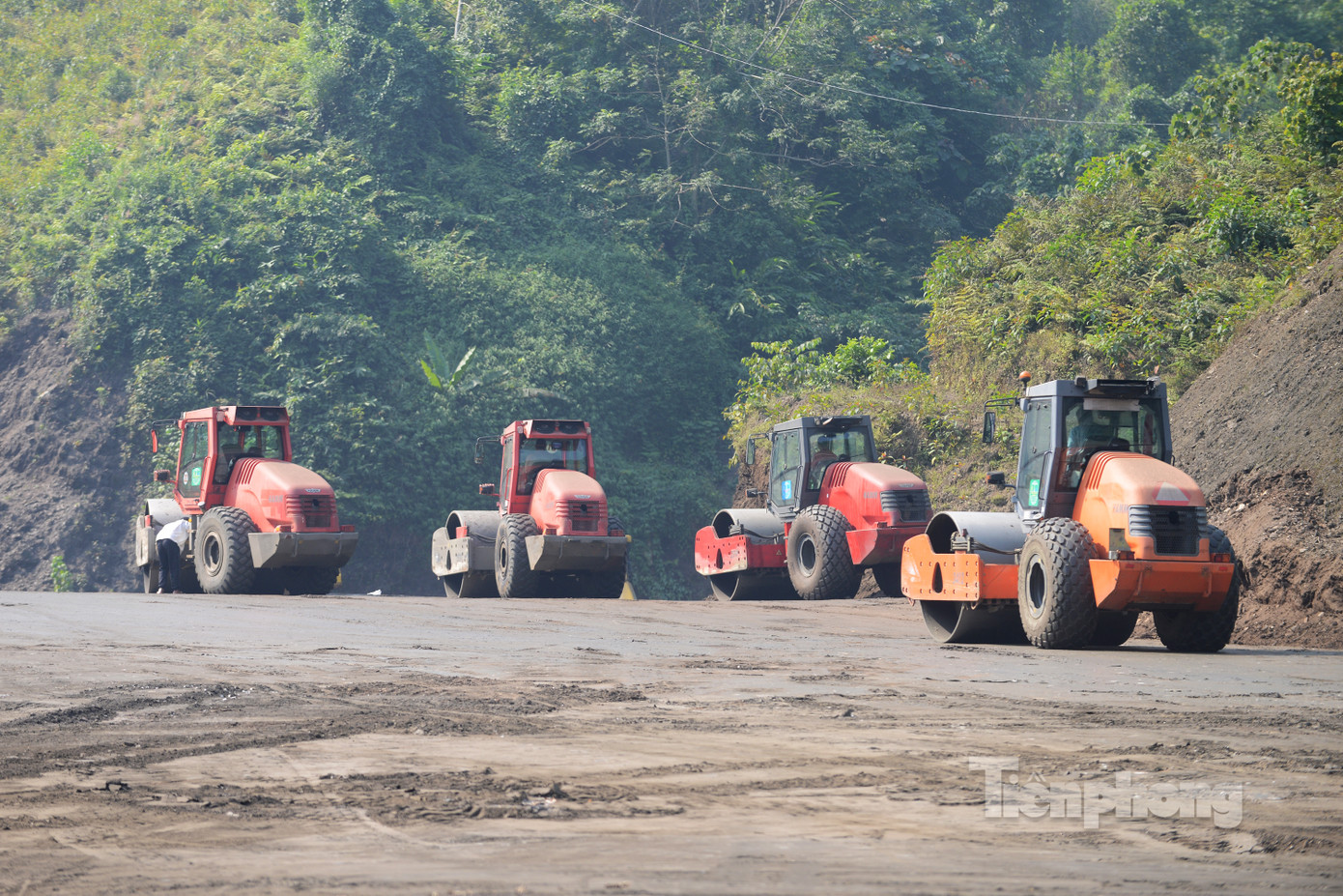 Dịp này, tranh thủ thời tiết khô hanh, chính quyền tỉnh Hà Giang phát động cao điểm thi công với quyết tâm đẩy nhanh tiến độ, phấn đấu đạt mốc thời gian cuối năm 2025 sẽ hoàn thành, đưa cao tốc vào sử dụng.