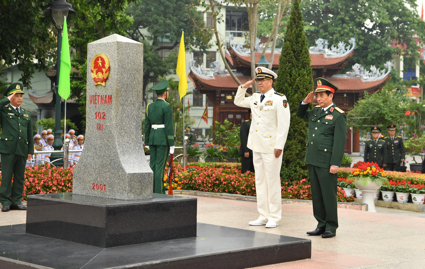 Sau lễ đón, Bộ trưởng Bộ Quốc phòng hai nước thực hiện nghi lễ chào cột mốc biên giới; trồng cây hữu nghị biên giới Việt Nam-Trung Quốc tại Cửa khẩu quốc tế Lào Cai; Bộ trưởng Phan Văn Giang tô sơn cột mốc chủ quyền 102 (2) bên phía Việt Nam. Trong ảnh: Đại tướng Phan Văn Giang, Bộ trưởng Bộ Quốc phòng Việt Nam và Thượng tướng Đổng Quân, Bộ trưởng Bộ Quốc phòng Trung Quốc thực hiện nghi lễ chào cột mốc biên giới tại Cửa khẩu quốc tế Lào Cai.
