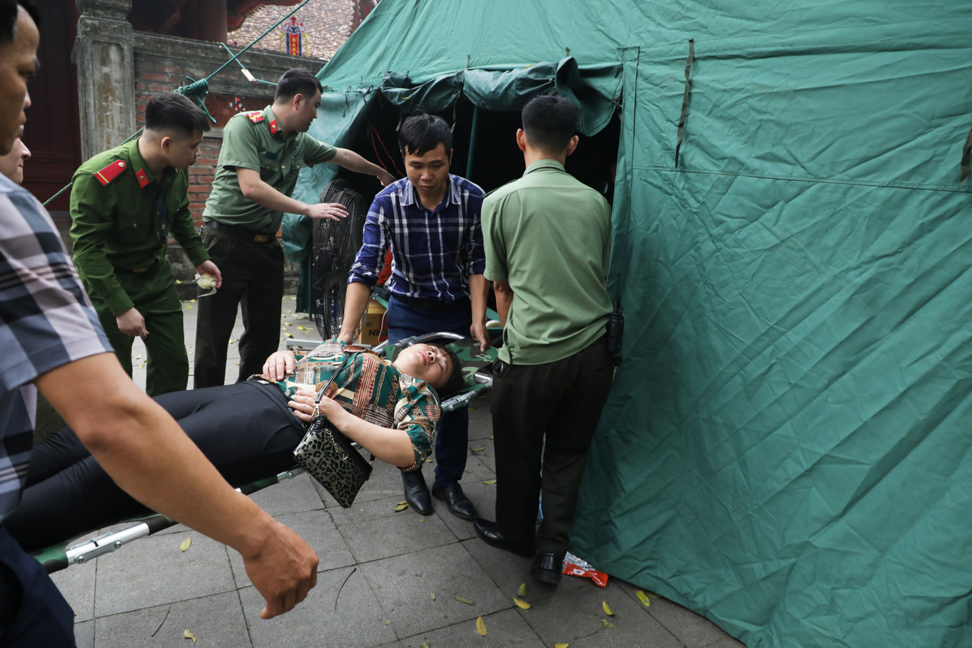 Tại Đền Hạ, một du khách ngất xỉu, lập tức được các chiến sĩ đưa về trại dã chiến.