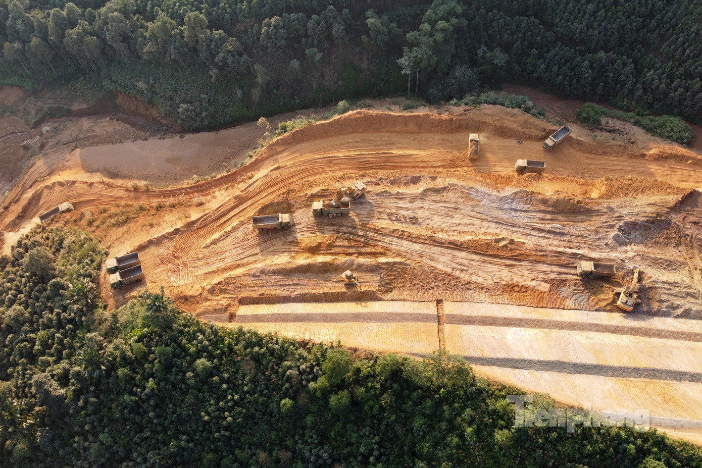 Tại công trường một đoạn cao tốc giữa rừng núi của huyện Bắc Quang, rất đông xe tải, máy xúc đang hối hả thi công tạo dựng mặt bằng nền đường.