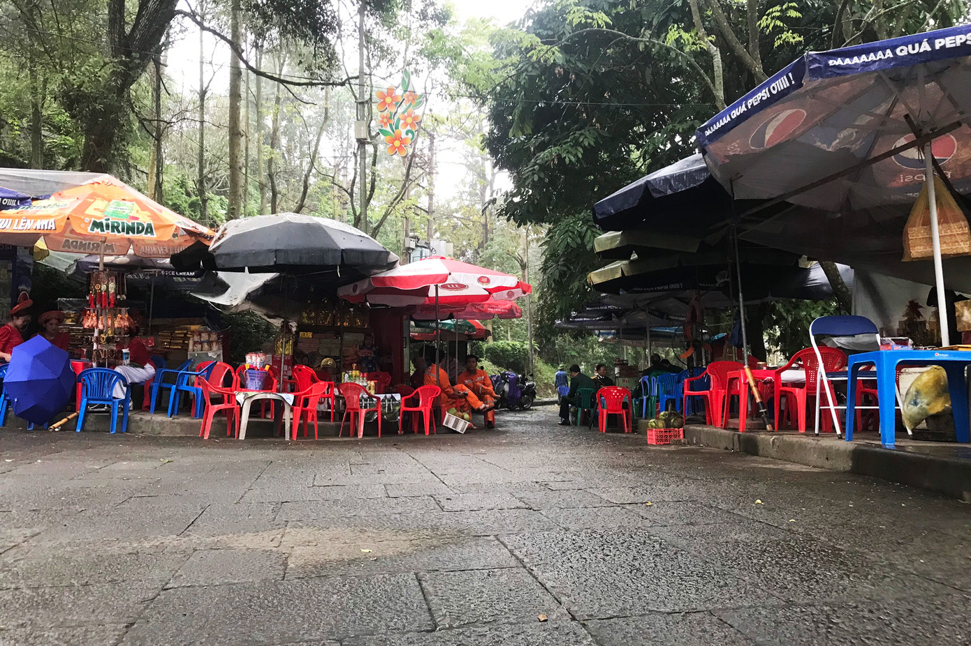 Theo quan sát của phóng viên, trong ngày đầu khai hội, hàng quán trong khu di tích được bố trí khá ngăn nắp. Ban tổ chức lễ hội cho biết việc kiểm soát kinh doanh hàng quán được thực hiện nghiêm ngặt. Tuy nhiên, nhiều năm gần đây, thực tế vẫn phát sinh thiếu sót. Theo quan sát của phóng viên, trong ngày đầu khai hội, hàng quán trong khu di tích được bố trí khá ngăn nắp. Ban tổ chức lễ hội cho biết việc kiểm soát kinh doanh hàng quán được thực hiện nghiêm ngặt. Tuy nhiên, nhiều năm gần đây, thực tế vẫn phát sinh thiếu sót.