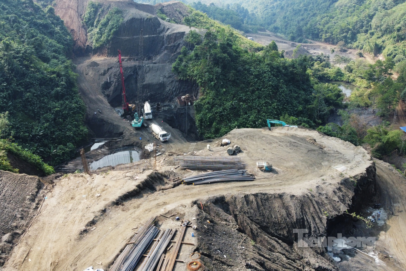 Để có mặt bằng thi công cao tốc, hàng trăm hộ gia đình đã di chuyển chỗ ở, nhường đất cho dự án. Về cơ bản, dự án nhận được sự hưởng ứng lớn từ đồng bào các dân tộc tỉnh Hà Giang, phản ánh sự mong mỏi của người dân nơi đây về một con đường giao thông thuận tiện, sau nhiều thập kỷ chỉ có Quốc lộ 2 là tuyến kết nối độc đạo.