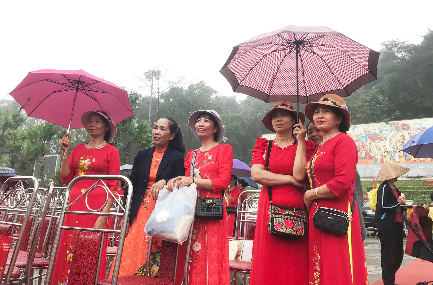 Mưa phùn, người dân che ô dự lễ khai mạc. Mưa phùn, người dân che ô dự lễ khai mạc.