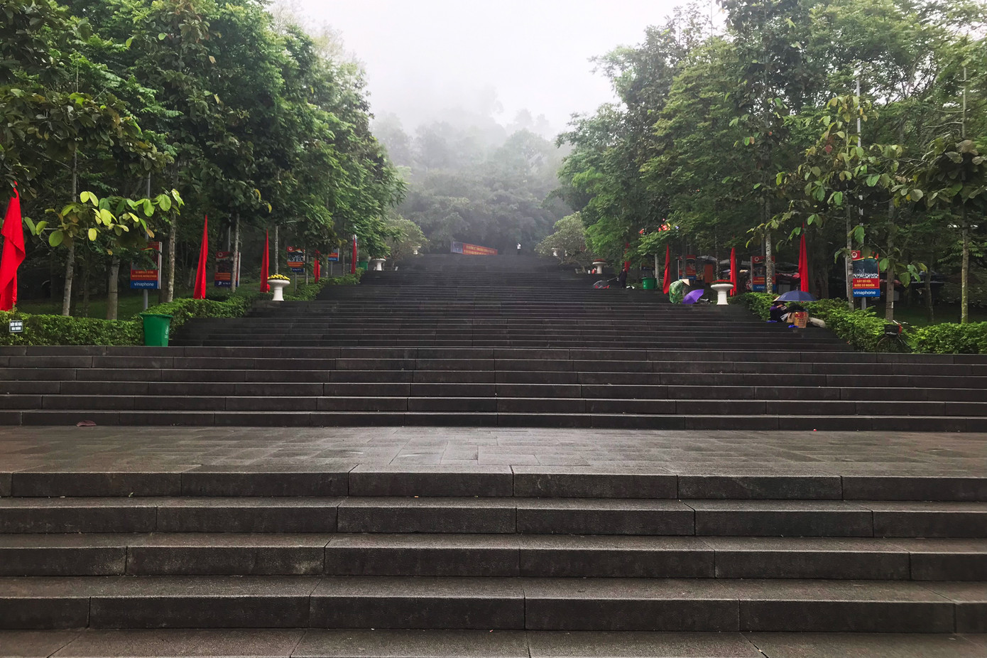 Ngày đầu khai hội (mùng 1 tháng 3 Âm lịch), khu vực di tích lịch sử quốc gia Đền Hùng có mưa phùn, kèm rét nàng Bân nên vắng vẻ du khách hành hương. Lúc 9h, lối lên cổng đền vắng người. Ngày đầu khai hội (mùng 1 tháng 3 Âm lịch), khu vực di tích lịch sử quốc gia Đền Hùng có mưa phùn, kèm rét nàng Bân nên vắng vẻ du khách hành hương. Lúc 9h, lối lên cổng đền vắng người.