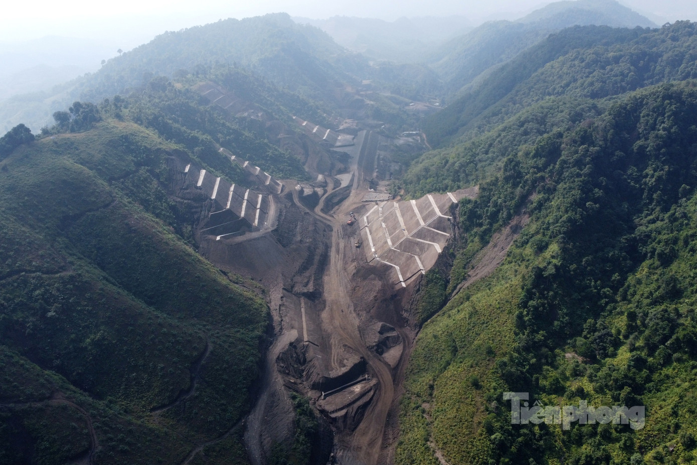 Cùng với việc điều chỉnh nâng số làn xe, quy mô đầu tư cũng được điều chỉnh theo cấp đường cao tốc có tốc độ tính toán là 80 km/h. Nội dung điều chỉnh thiết kế bao gồm quy mô mặt cắt ngang đường cao tốc, công trình cầu, hệ thống ITS.